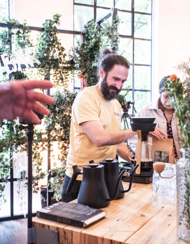 Stand-Impression: Barista bei der Kaffeezubereitung